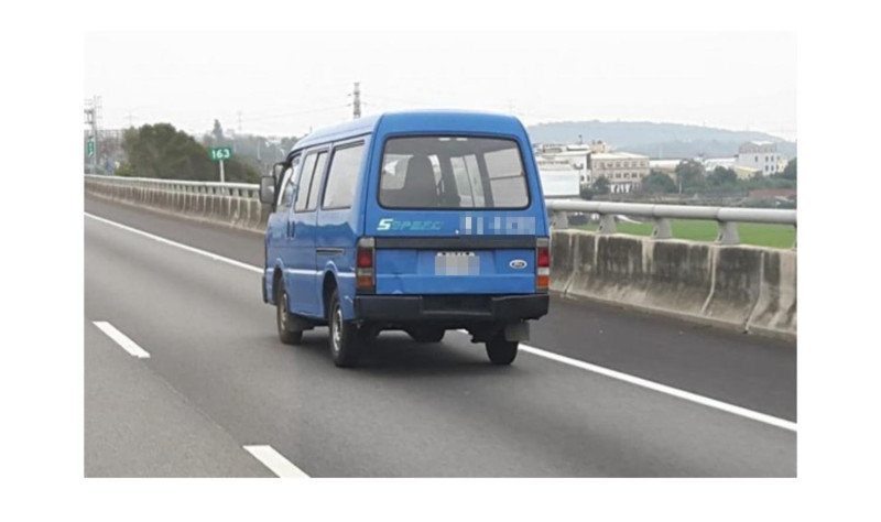 國道公路警察局表示，警察會駕駛這款號稱「藍天使」的廂型車，隱身在公路上抓違規。   圖：擷取自國道公路警察局臉書