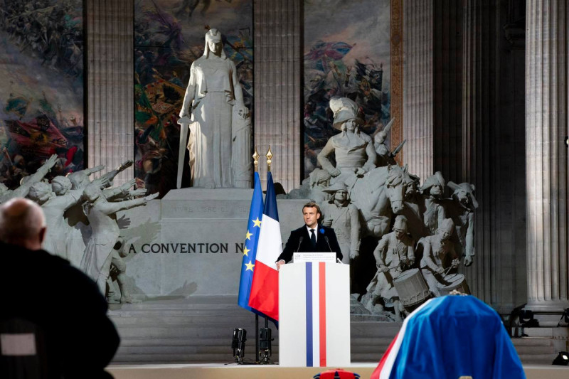法國總統馬克宏日前在巴黎先賢祠出席活動，背後的國旗早被悄悄換成較深的海軍藍的三色旗。   圖：翻攝自馬克宏臉書
