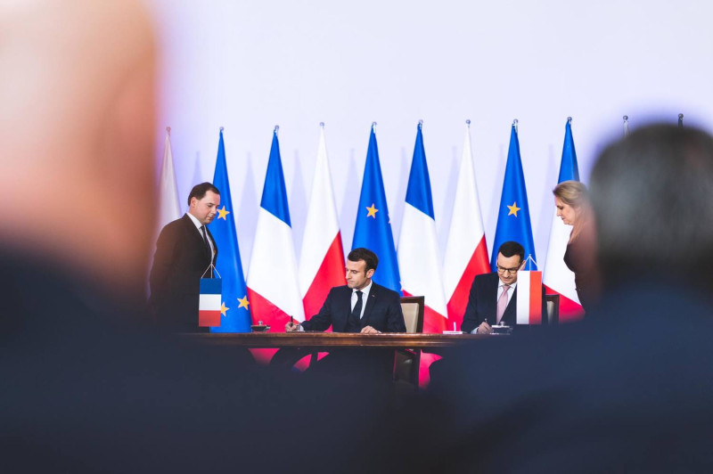 2020年2月，法國總統馬克宏（左二）在官方場合的國旗，還是較淺的反射藍。   圖：翻攝自馬克宏臉書