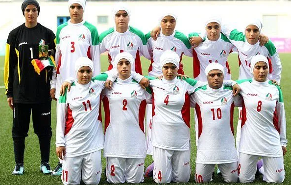 有外媒報導指出，伊朗女子足球隊中有 8 名男性選手。   圖 : 翻攝自北京青年報 政知道