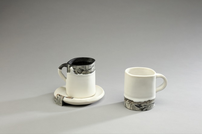 臺灣劉芳汝《關於拿鐵》獲選金獎，利用釉色的黑白對比，表現濃縮咖啡滲入純白鮮奶的融合流動感。   圖：鶯歌陶瓷博物館提供