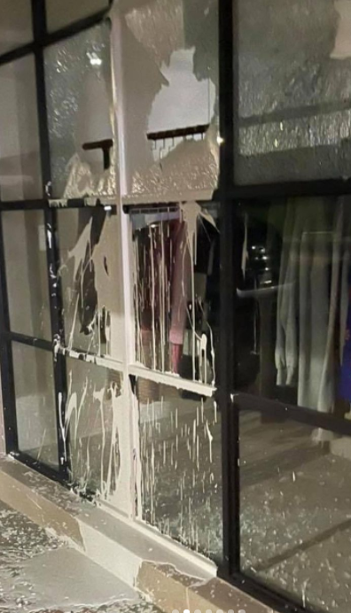 南屯區一家服飾店遭潑漆。   圖 : 翻攝自服飾店業者 IG