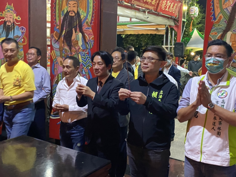 立委賴瑞隆15日晚間舉辦「四個不同意，台灣更有力」公投說明會高雄前鎮場，賴清德副總統也到場助講。   圖：立委賴瑞隆服務處提供