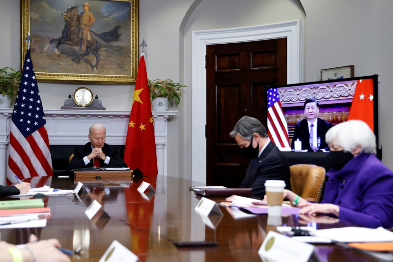 美國總統拜登（左）與中國領導人習近平（螢幕）舉行視訊峰會，雙方各說各話，沒有重大進展。      圖：路透社／達志影像資料照