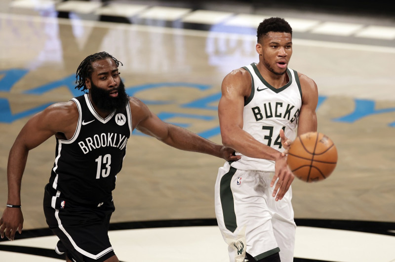 Giannis Antetokounmpo(左)和James Harden。   圖／美聯社／達志影像