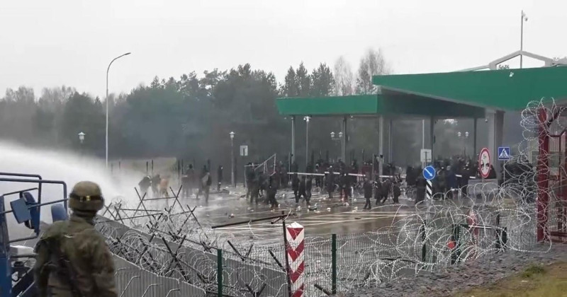 大量移民聚集在白俄羅斯與波蘭邊境，試圖越界進入波蘭。   圖:翻攝自波蘭國防部推特(@Poland_MOD)