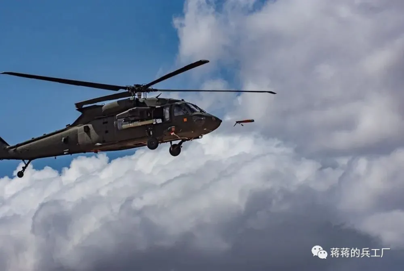 美國陸軍使用「UH-60黑鷹」直升機投放「Altius-600」無人機。(資料照片)   圖：翻攝陸網/蔣蔣的兵工廠