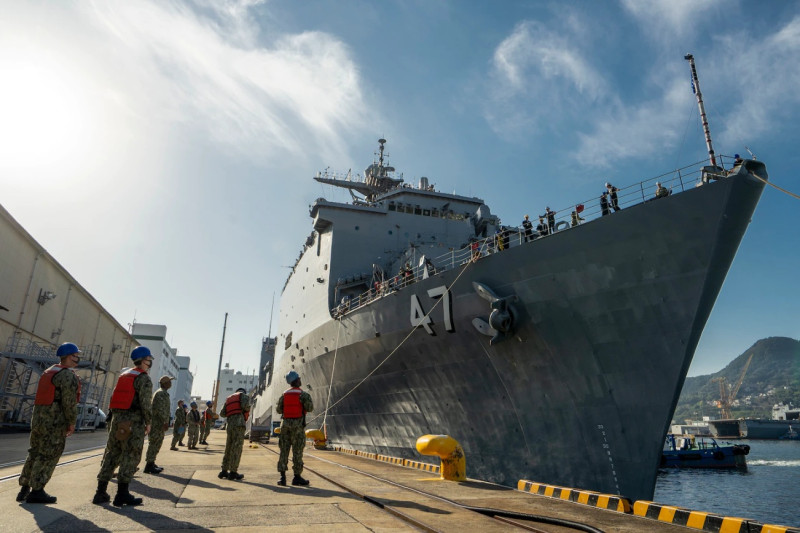 美國海軍「惠德比島級」船塢登陸艦「拉許摩爾號(LSD-47)」17日抵達日本佐世保基地，成為美國第7艦隊前沿部署海軍部隊的最新成員。   圖：翻攝美國海軍太平洋艦隊官網