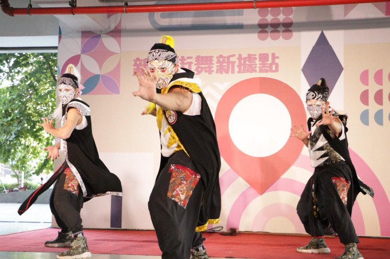 鐵四帝文化藝術團，帶來融入傳統民俗陣頭的官將首街舞表演。   圖：新北市文化局提供