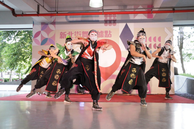 鐵四帝文化藝術團為新莊「FUN舞空間」美化啟用帶來開幕表演。   圖：新北市文化局提供