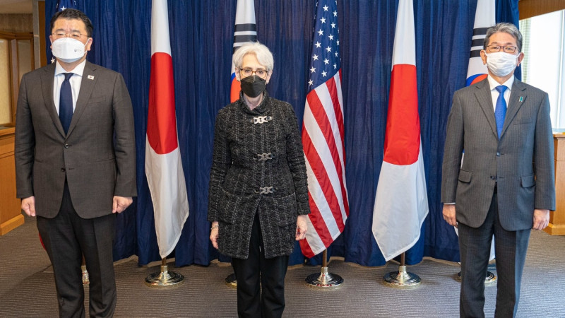 美國副國務卿雪蔓（中）17日與日本外務省事務次官森健良（右）、南韓外交部第一次官崔鐘建（左）在華府召開3方高層會談。   圖：擷取自美國副國務卿雪蔓推特
