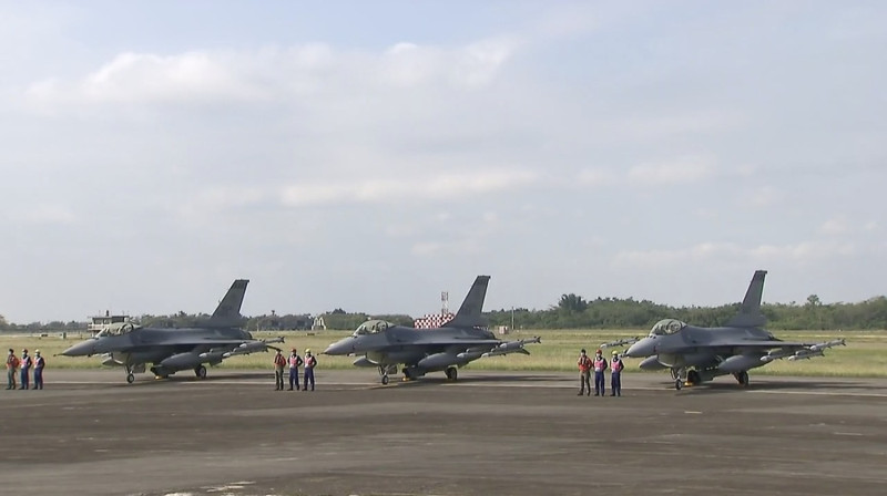 空軍在嘉義基地舉行「F-16V BLK20型機性能提升接裝典禮」，校閱F-16V戰機地面及的空中分列式，16架戰機進行空中分列式，一架進行單機性能展示。   圖：翻攝自蔡英文臉書直播