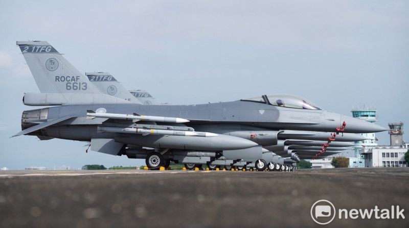 空軍 F-16 接連兩日出包！昨日花蓮空軍基地 F-16V 引擎警告燈閃爍，今日嘉義空軍基地 F-16 油量異常，緊急降落澎湖馬公基地。圖為台灣 F-16V 戰機群。   圖：張良一／攝（資料照）