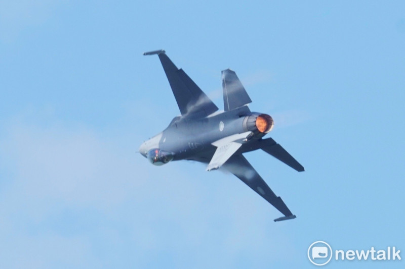 空軍一架F-16V戰機在F-16V BLK型機性能提升接裝典禮上，操演「古巴8字」、低空高速衝場、倒飛、側飛等科目，展現F-16V低空靈活的運動性能和絕佳的空中纏鬥能力。   圖：張良一/攝