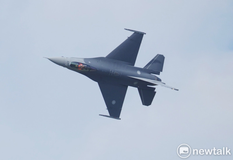 空軍一架F-16V戰機在F-16V BLK型機性能提升接裝典禮上，操演「古巴8字」、低空高速衝場、倒飛、側飛等科目，展現F-16V低空靈活的運動性能和絕佳的空中纏鬥能力。   圖：張良一/攝