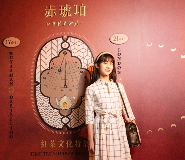 《茶金》女主角連俞涵前往茶博館觀賞「赤琥珀特展」。   圖：新北市文化局提供