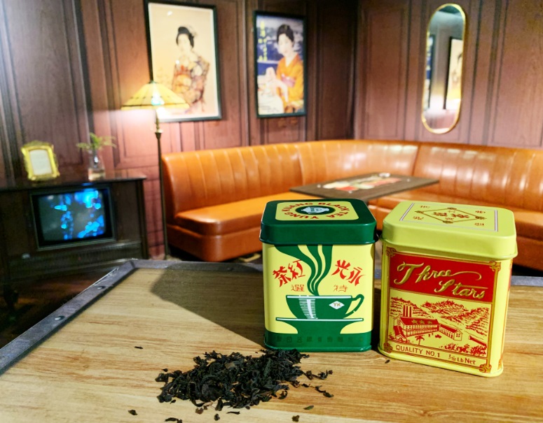 「赤琥珀特展」介紹姜阿新家族傳奇，展出姜家「永光紅茶」茶罐。   圖：新北市文化局提供