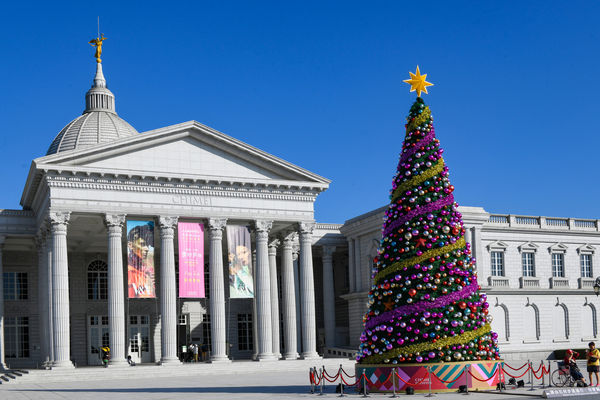 奇美博物館聖誕樹有13公尺高。   圖：奇美博物館／提供