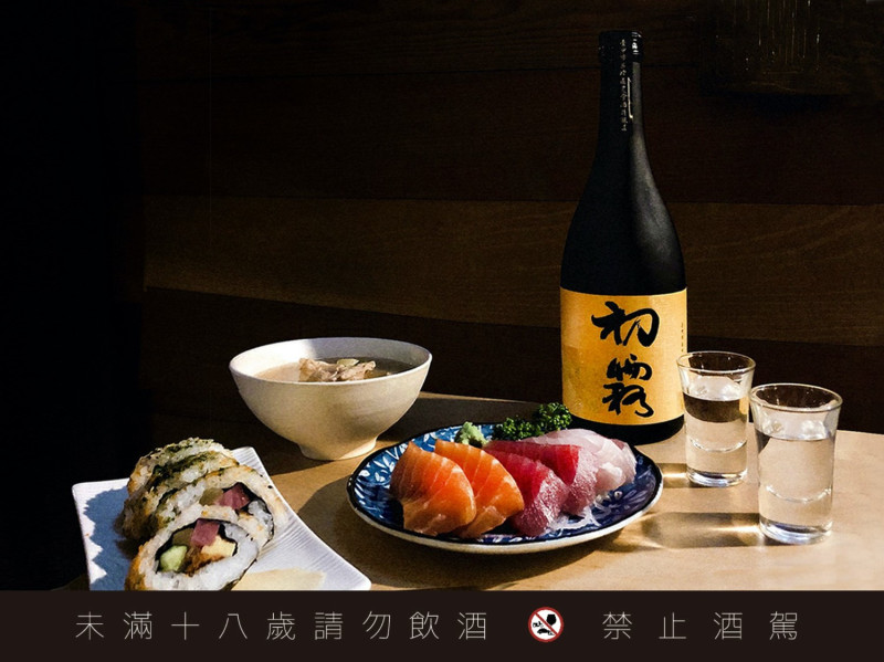 由香米製成的初霧清酒是搭配美食的絕佳飲品。   霧峰農會酒莊/提供