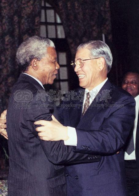1993年7月，甫獲釋的曼德拉抵臺訪問，與李登輝總統會晤。 圖：翻攝國家文化資料庫