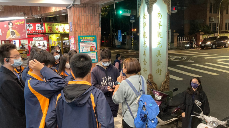 學員經過初階及進階二階段的訓練，於日前以實地擔任南洋美食街導覽員作為結業成果展現，受邀參訪的民眾對於同學的表現莫不豎起大拇指，表示「有夠專業！」   圖：竹林中學提供