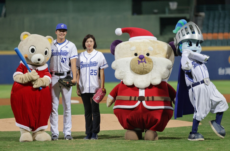 蔣志薇(左3)帶著觀旅局吉祥物「新北小客」(左1)及歡樂耶誕城吉祥物「桑塔熊」(右2)一起到富邦悍將主場新莊棒球場開球(富邦悍將授權使用)。   圖：新北市觀旅局提供