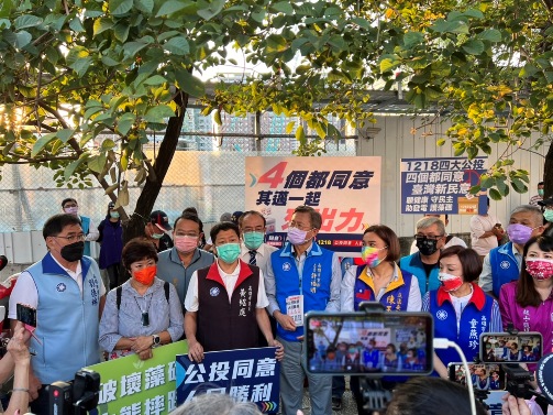 陳玉珍與黨籍高雄市議員及黨代表在街頭一字排開。   圖：國民黨高雄市黨部提供
