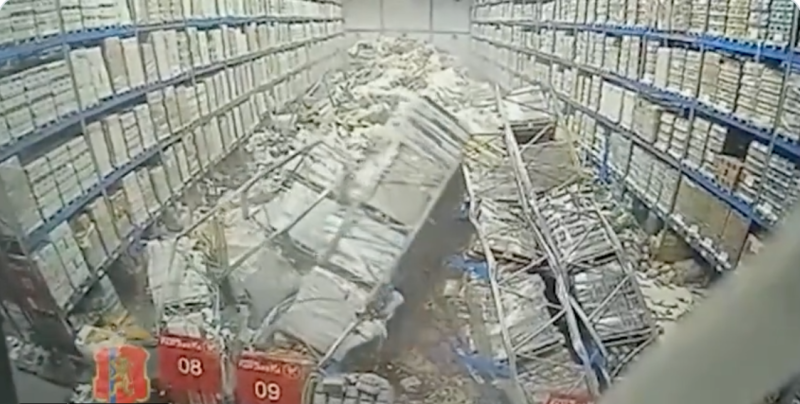 俄羅斯克拉斯諾亞爾斯克一處連鎖賣場倉庫，近日發生貨櫃倒塌意外。   圖：翻攝自推特