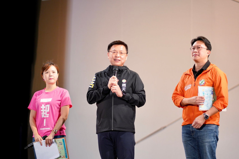 趙天麟(中)、林志誠(右)提倡藝文新經濟。   圖：立委趙天麟服務處