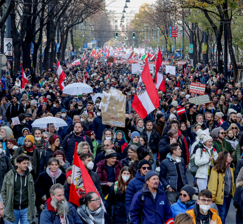 奧地利明(22)開始鎖國，4萬人湧上維也納街頭抗議。   圖: 達志影像/美聯社