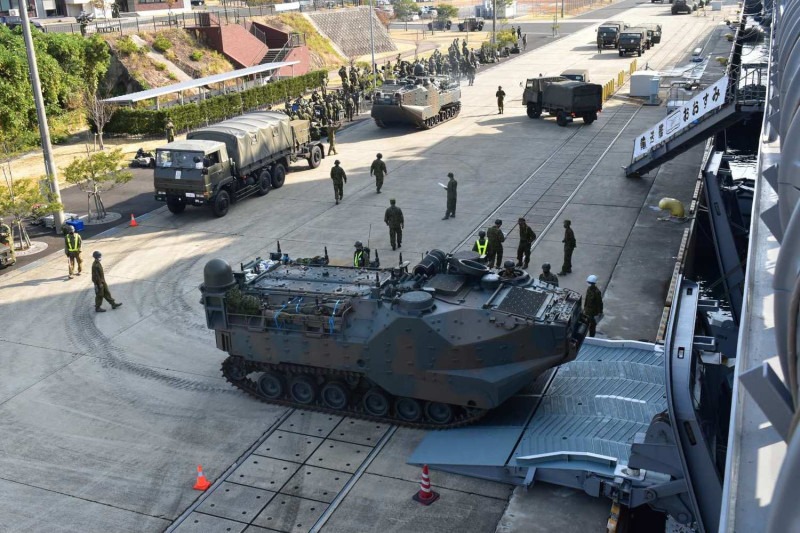搭載水陸機動團的AAV7兩棲車輛裝載。   圖：翻攝防衛省統合幕僚監部推特