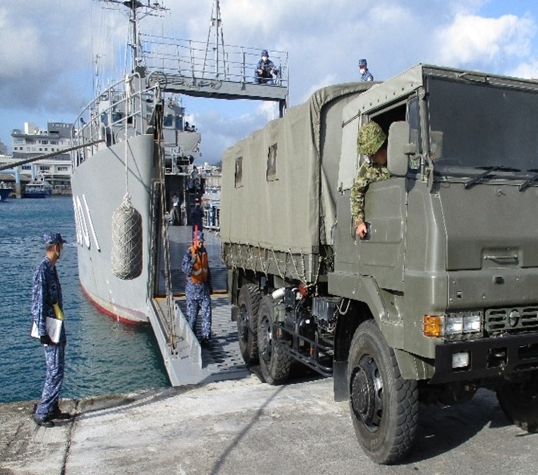 利用運輸艇將軍需物資送上與那國島。   圖：翻攝防衛省統合幕僚監部推特