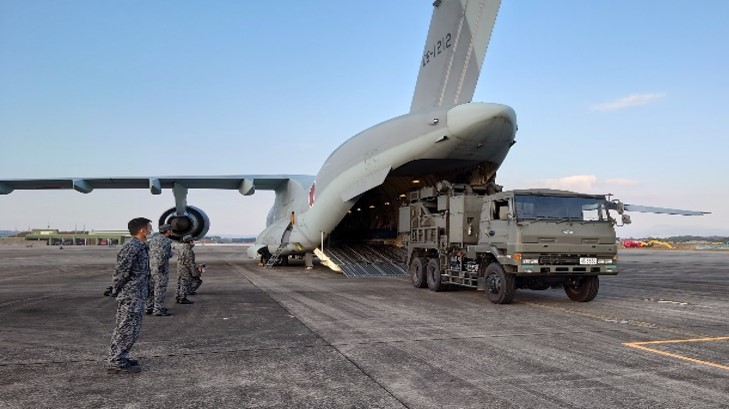 C-2運輸機運載重型卡車。   圖：翻攝防衛省統合幕僚監部推特