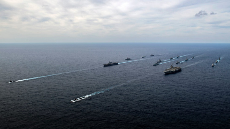 日本、美國、加拿大、澳洲和德國5國，2潛艦、15水面艦，在西太平洋菲律賓海進行「ANNUALEX 2021」海上聯合軍演。   圖：翻攝 U.S. Pacific Fleet推特
