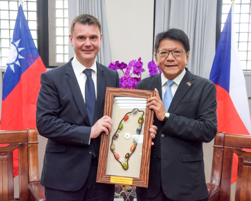 捷克經濟文化辦事處代表Patrick Rumlar(左)今年3月拜訪潘孟安。   圖：屏東縣政府提供