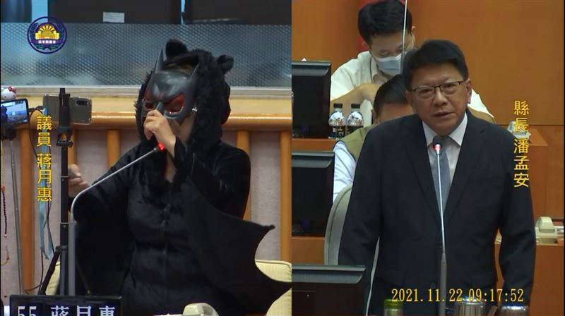 無黨籍屏東縣議員蔣月惠穿上蝙蝠裝、戴上蝙蝠面具質詢縣長潘孟安，關於捍衛台灣國家主權問題，潘孟安義正詞嚴直嗆：「廢話！身為台灣人，這是我應盡的義務責任」。   圖：屏東縣議會直播截圖
