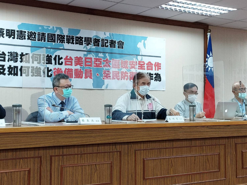 蔡明憲今在立法院召開台灣國防安全建言國際記者會。   圖：陳佩君／攝
