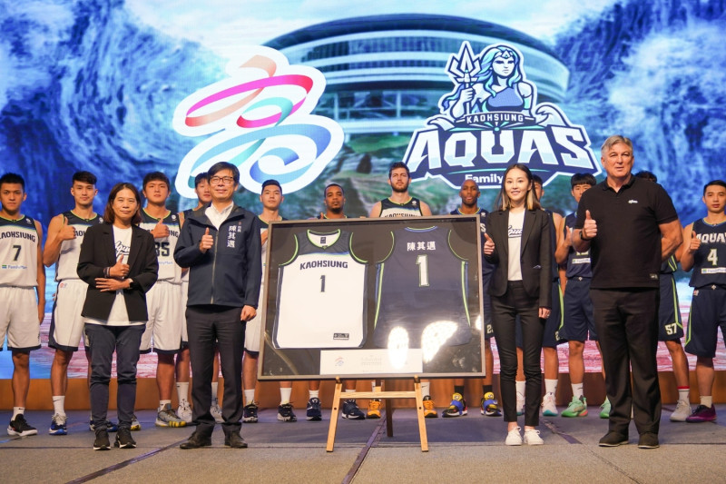 全家海神職業籃球隊將1號球衣授予陳其邁。   圖：高雄市政府提供