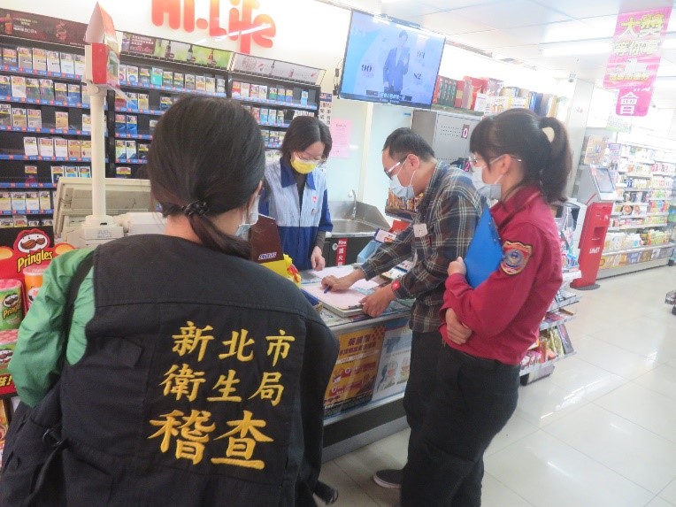 新北市結合警察局共同打擊供應菸品予未滿18歲之店家，更有效降低新北市青少年取得菸品之可近性。   圖：新北市衛生局提供