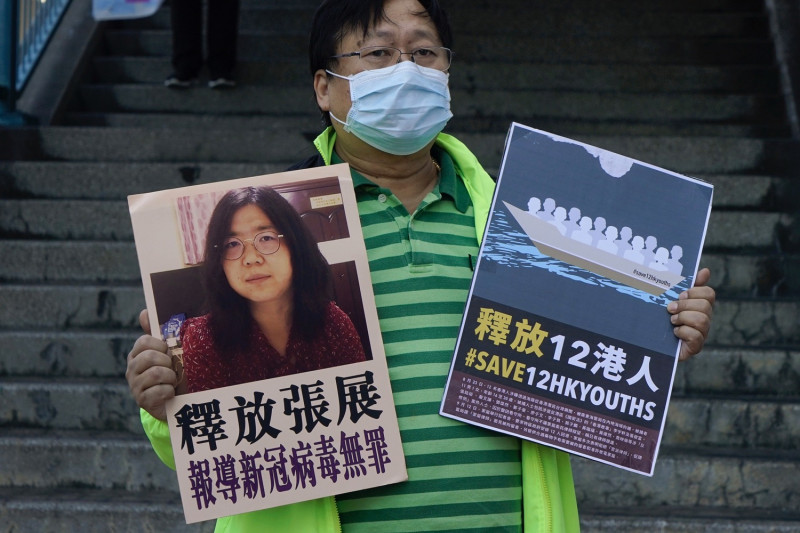 張展被捕時，民眾抗議要求釋放張展以及被中國當局在海上拘留的 12 名香港活動人士。   圖：達志影像/美聯社