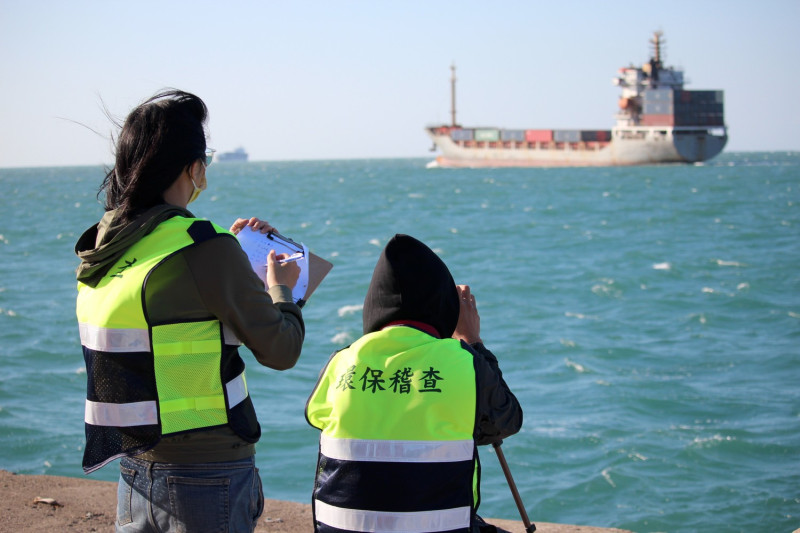 環保局針對港區內海上移動污染源「船舶」主動稽查。   圖：新北市環保局提供