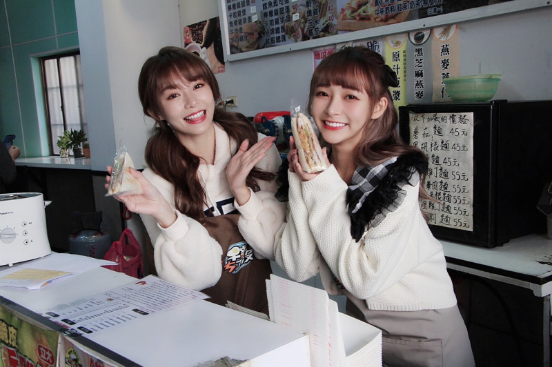 林襄與Yuri來到崇義高中擔任一日早餐店員。   圖：狼谷娛樂/提供