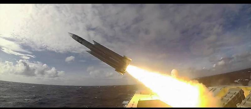 海軍沱江軍艦發射雄三飛彈畫面。   圖：擷自國防部臉書專頁