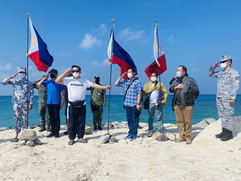 菲律賓總統候選人班斐洛．拉克森（Panfilo Lacson）20日登上中業島，並在島上插上了三面菲律賓國旗。   來源：班斐洛．拉克森官方臉書