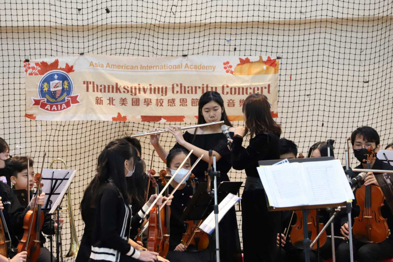 新北美國學校管弦樂團老師士與團員示範樂器進行英文教學。   圖：新北市教育局提供