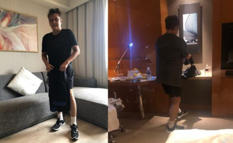 有中國網友挖出譚詠麟在去年10月初的裝扮，和爆料照片中的穿著、鞋子都一模一樣。   圖：翻攝微博