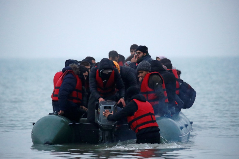 難民悲歌！圖為一群約 40位移民乘坐充氣小艇，試圖從法國北部前往英吉利海峽。   圖：達志影像/路透社