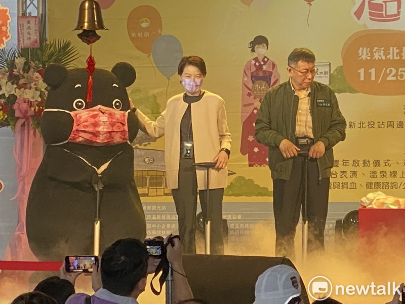 台北市長柯文哲（右起）、副市長黃珊珊、台北市吉祥物熊讚。   圖：周煊惠 / 攝