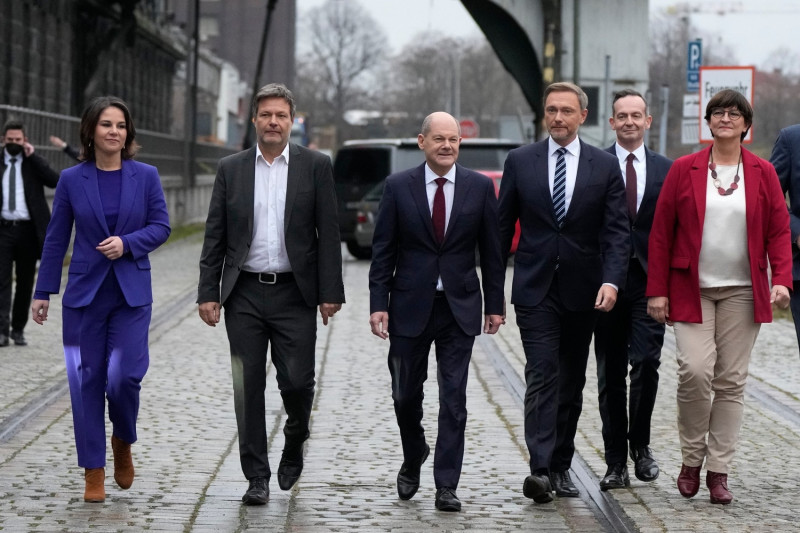 社民黨，總理候選人奧拉夫·舒爾茨（中）與薩斯基亞·埃斯肯（右）、綠黨領袖安娜萊娜·貝爾博克（左）和羅伯特·哈貝克（左二）、自由民主黨主席克里斯蒂安·林德納（右三）和沃爾克·威辛(右二)。   圖：達志影像/美聯社