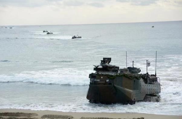 日本水陸機動團AAV7兩棲突擊車搶灘登陸種子島，模擬「奪還被佔領離島」作戰。   圖：翻攝統合幕僚監部官網